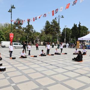 10-16 Mayıs Engelliler Haftası kapsamında Cumhuriyet Meydanı’nda düzenlenen program yoğun katılım ile sergilendi  - fotoğraf 1