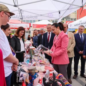 10-16 Mayıs Engelliler Haftası kapsamında Cumhuriyet Meydanı’nda düzenlenen program yoğun katılım ile sergilendi  - fotoğraf 3