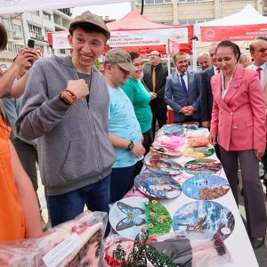 10-16 Mayıs Engelliler Haftası kapsamında Cumhuriyet Meydanı’nda düzenlenen program yoğun katılım ile sergilendi  - fotoğraf 7