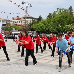 10-16 Mayıs Engelliler Haftası kapsamında Cumhuriyet Meydanı’nda düzenlenen program yoğun katılım ile sergilendi  - fotoğraf 8