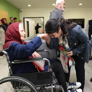 Valimiz Sayın Mehmet Makas ve Eşi Elif Makas Hanımefendi  Anneler Günü Kapsamında Huzurevlerimizi Ziyaret Etti. - fotoğraf 1