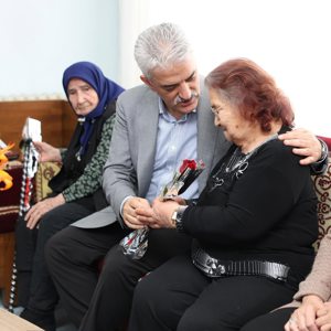 Valimiz Sayın Mehmet Makas ve Eşi Elif Makas Hanımefendi  Anneler Günü Kapsamında Huzurevlerimizi Ziyaret Etti. - fotoğraf 2