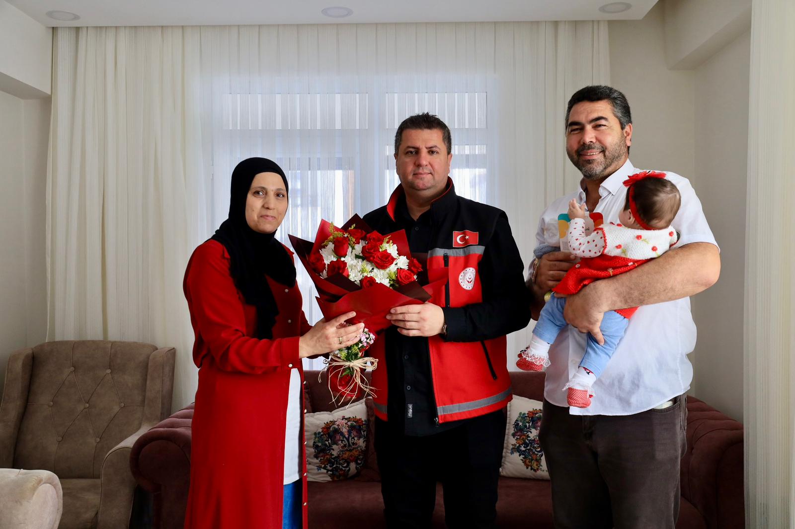 Anneler Gününde Koruyucu Aile Hizmet Modeliyle, Üç Yavrumuza Da Sıcak Yuvalarını Açan Kıymetli Sevinç Ailesini İl Müdürümüz Sayın Serdar Demirci Ziyaret Etti.
