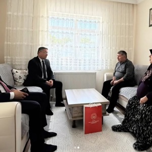 İl Müdürümüz Adem YÜCEL Aziz Şehidimiz Hüseyin HATİPOĞLU’nun bizlere emaneti olan Kıymetli Ailesini ziyaret etti. - fotoğraf 2