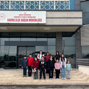 Kadirli Sosyal Hizmet Merkezi Müdürlüğü Sosyal Ekonomik Destek hizmetinden faydalanan Okul Destek Çocukları ile birlikte Kadirli İlçe Sağlık Müdürlüğüne ziyaret gerçekleştirilmiştir. - fotoğraf 2