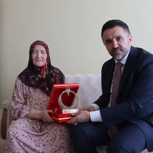 İl Müdürümüz Sn. Ömer Turan, 15 Temmuz Şehidimiz Ramazan Meşe’nin Değerli Annesi Emine Meşe’yi Ziyaret Etti - fotoğraf 1