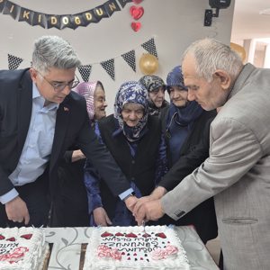 Hürmet Makamı’nın Sahibi Büyüklerimiz İçin Anlamlı Doğum Günü Buluşması - fotoğraf 1