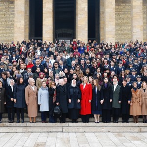 Bakan Selçuk, Türk Kadınına Seçme ve Seçilme Hakkı Verilişinin Yıl Dönümünde Anıtkabir'i Ziyaret Etti - fotoğraf 1
