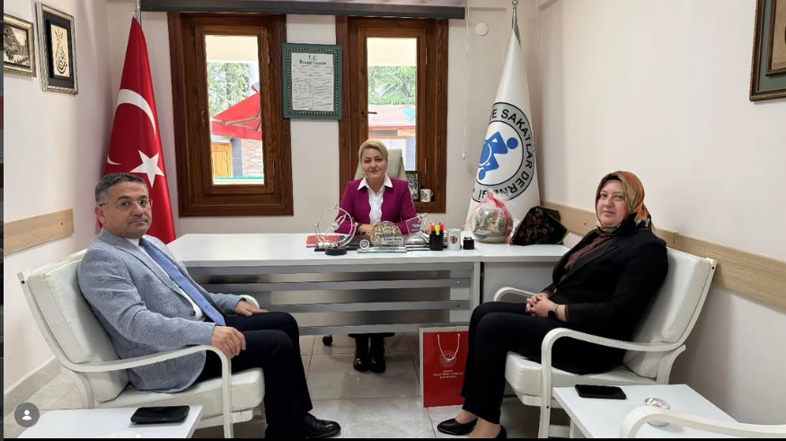İl Müdürümüz Adem YÜCEL , Türkiye Sakatlar Derneği Amasya Şubesi Başkanı Emine HİCİN’ e nezaket ziyaretinde bulundular.