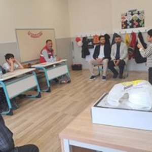 10-16 Mayıs Engelliler Haftası kapsamında özel alt sınıf öğrencilerimiz ziyaret edilerek pasta kesme etkinliği düzenlendi.  - fotoğraf 7