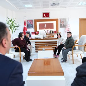 İl Müdürümüz Ali Sait Çeçen ve İl Müdür Yardımcımız Vedat Demirağ, Malatya Down Sendromlular Derneği Başkanı Nursel ile birlikte Down sendromlu bireylerimizi makamında ağırladı. - fotoğraf 1