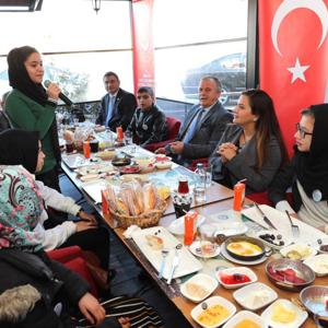 Funda VAROL Hanımefendi, Sosyal Uyum Programı kapsamındaki mülteci çocuklar ve aileleriyle bir araya geldi - fotoğraf 1