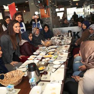 Funda VAROL Hanımefendi, Sosyal Uyum Programı kapsamındaki mülteci çocuklar ve aileleriyle bir araya geldi - fotoğraf 4