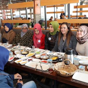 Funda VAROL Hanımefendi, Sosyal Uyum Programı kapsamındaki mülteci çocuklar ve aileleriyle bir araya geldi - fotoğraf 6