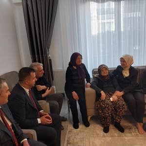 Bakanımız Sayın Mahinur Özdemir Göktaş’tan 4 Kuşağın Bir Arada Yaşadığı Tosuner Ailesine Ziyaret - fotoğraf 3