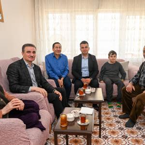 Erzurum’daki Koca Çınarlarımızdan 100 Yaşındaki Çilli Kaya Teyzemizi, Erzurum Valimiz Sayın Aydın Baruş Riyasetinde Ziyaret Ettik. - fotoğraf 1