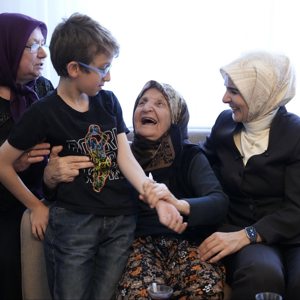 Bakanımız Sayın Mahinur Özdemir Göktaş’tan 4 Kuşağın Bir Arada Yaşadığı Tosuner Ailesine Ziyaret - fotoğraf 2