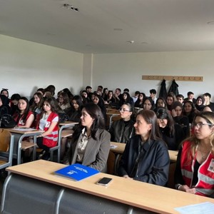 Sakarya Uygulamalı Bilimler Fakültesinde Kadına Yönelik Şiddetle Mücadele ve Güvenli İlişkiler konulu eğitim gerçekleştirildi. - fotoğraf 3