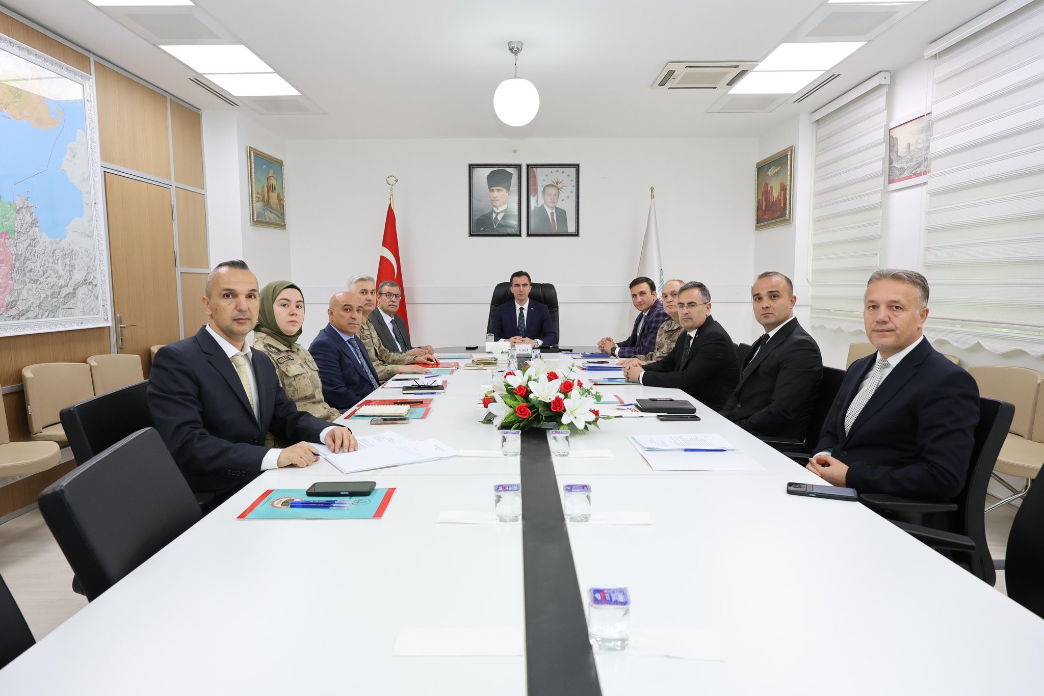 Valimiz Sayın Ahmet Karakaya başkanlığında, Okul ve Çevresi Güvenlik Tedbirleri Toplantısı gerçekleştirildi