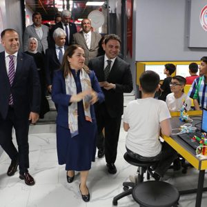 Bakan Yardımcımız Sayın Dr. Sevim SAYIM MADAK ile Bakanlığımızın Katkılarıyla Açılan Robotik Kodlama Merkezi’ni Ziyaret Ettik . - fotoğraf 6