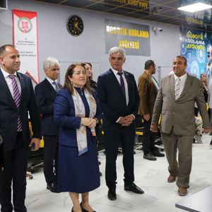 Bakan Yardımcımız Sayın Dr. Sevim SAYIM MADAK ile Bakanlığımızın Katkılarıyla Açılan Robotik Kodlama Merkezi’ni Ziyaret Ettik . - fotoğraf 7