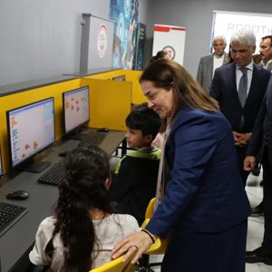 Bakan Yardımcımız Sayın Dr. Sevim SAYIM MADAK ile Bakanlığımızın Katkılarıyla Açılan Robotik Kodlama Merkezi’ni Ziyaret Ettik . - fotoğraf 10