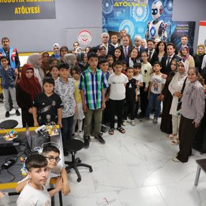 Bakan Yardımcımız Sayın Dr. Sevim SAYIM MADAK ile Bakanlığımızın Katkılarıyla Açılan Robotik Kodlama Merkezi’ni Ziyaret Ettik . - fotoğraf 17
