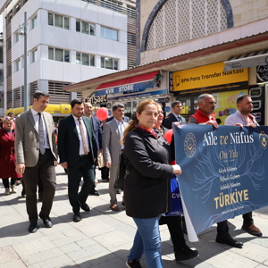 Aile ve Nüfus On Yılı Dolayısıyla Kortej Yürüyüşü Düzenlendi - fotoğraf 2