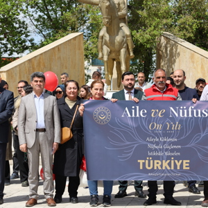 Aile ve Nüfus On Yılı Dolayısıyla Kortej Yürüyüşü Düzenlendi - fotoğraf 10