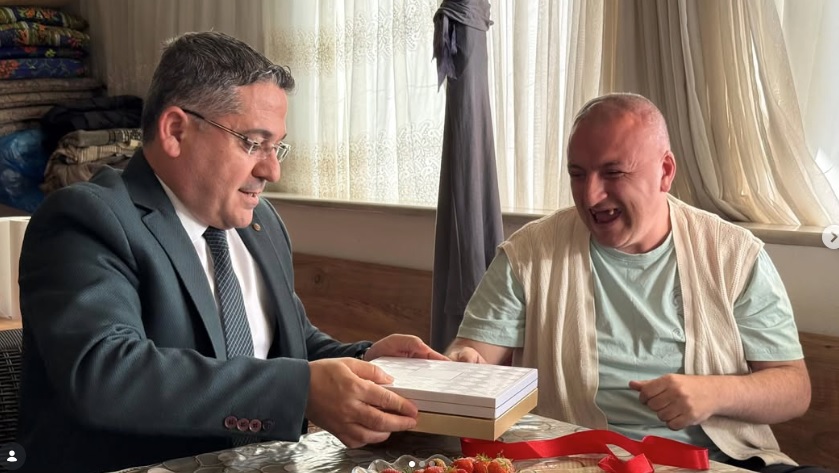 İl Müdürümüz Adem YÜCEL, İl Müdür Yardımcımız Fatma ÖNGÖR ile birlikte Bakanlığımız hizmet modellerinden faydalanan özel gereksinimli bireylerimizi ve ailesini ziyaret etti.