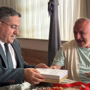 İl Müdürümüz Adem YÜCEL, İl Müdür Yardımcımız Fatma ÖNGÖR ile birlikte Bakanlığımız hizmet modellerinden faydalanan özel gereksinimli bireylerimizi ve ailesini ziyaret etti. - fotoğraf 1