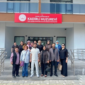 Milliyetçi Hareket Partisi (MHP) Kadirli İlçe Başkanlığı Kadın Kolları, Kadirli Huzurevi Yaşlı Bakım ve Rehabilitasyon Merkezi Müdürlüğü’nde kalan yaş almış büyüklerimizi ziyaret ettiler . Milliyetçi Hareket Partisi (MHP) Kadirli İlçe Başkanlığı Kadın Kolları, Kadirli Huzurevi Yaşlı Bakım ve Rehabilitasyon Merkezi Müdürlüğü’nde kalan yaş almış büyüklerimizi ziyaret ettiler .  - fotoğraf 1
