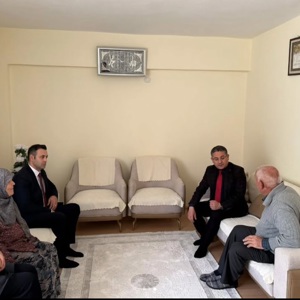 İl Müdürümüz Adem YÜCEL, Aziz Şehidimiz Ferhat ÜNELLİ' nin kıymetli ailesini ziyaret ederek Bayramlarını tebrik etti. - fotoğraf 3