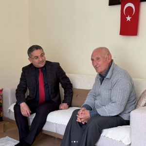 İl Müdürümüz Adem YÜCEL, Aziz Şehidimiz Ferhat ÜNELLİ' nin kıymetli ailesini ziyaret ederek Bayramlarını tebrik etti. - fotoğraf 2