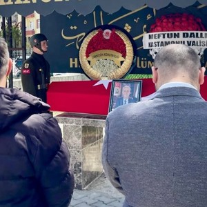 Kıbrı Gazimiz Şükrü Kızıl, yapılan askeri törenle ebediyete uğurlandı - fotoğraf 3