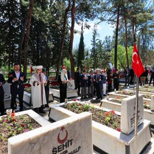  Sayın Valimiz Tülay Baydar Bilgihan, il protokol üyeleri, İl Müdürümüz Mustafa Çakır ve görevli personelimiz, kurum yöneticileri, şehit ailelerimiz, gazilerimiz ve vatandaşlarımızla birlikte Kurban Bayramı münasebetiyle Burdur Şehitliği’ni ziyaret etti. - fotoğraf 2