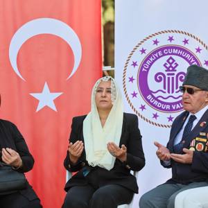  Sayın Valimiz Tülay Baydar Bilgihan, il protokol üyeleri, İl Müdürümüz Mustafa Çakır ve görevli personelimiz, kurum yöneticileri, şehit ailelerimiz, gazilerimiz ve vatandaşlarımızla birlikte Kurban Bayramı münasebetiyle Burdur Şehitliği’ni ziyaret etti. - fotoğraf 3