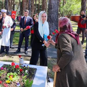  Sayın Valimiz Tülay Baydar Bilgihan, il protokol üyeleri, İl Müdürümüz Mustafa Çakır ve görevli personelimiz, kurum yöneticileri, şehit ailelerimiz, gazilerimiz ve vatandaşlarımızla birlikte Kurban Bayramı münasebetiyle Burdur Şehitliği’ni ziyaret etti. - fotoğraf 4