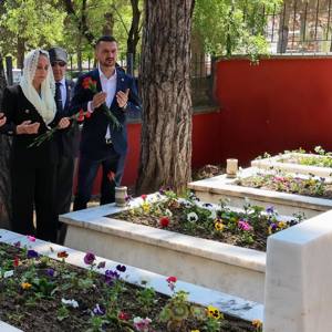  Sayın Valimiz Tülay Baydar Bilgihan, il protokol üyeleri, İl Müdürümüz Mustafa Çakır ve görevli personelimiz, kurum yöneticileri, şehit ailelerimiz, gazilerimiz ve vatandaşlarımızla birlikte Kurban Bayramı münasebetiyle Burdur Şehitliği’ni ziyaret etti. - fotoğraf 5