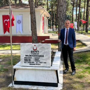  Sayın Valimiz Tülay Baydar Bilgihan, il protokol üyeleri, İl Müdürümüz Mustafa Çakır ve görevli personelimiz, kurum yöneticileri, şehit ailelerimiz, gazilerimiz ve vatandaşlarımızla birlikte Kurban Bayramı münasebetiyle Burdur Şehitliği’ni ziyaret etti. - fotoğraf 6