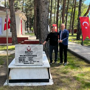  Sayın Valimiz Tülay Baydar Bilgihan, il protokol üyeleri, İl Müdürümüz Mustafa Çakır ve görevli personelimiz, kurum yöneticileri, şehit ailelerimiz, gazilerimiz ve vatandaşlarımızla birlikte Kurban Bayramı münasebetiyle Burdur Şehitliği’ni ziyaret etti. - fotoğraf 9