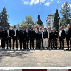  Sayın Valimiz Tülay Baydar Bilgihan, il protokol üyeleri, İl Müdürümüz Mustafa Çakır ve görevli personelimiz, kurum yöneticileri, şehit ailelerimiz, gazilerimiz ve vatandaşlarımızla birlikte Kurban Bayramı münasebetiyle Burdur Şehitliği’ni ziyaret etti. - fotoğraf 8