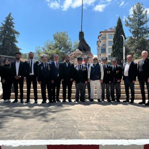  Sayın Valimiz Tülay Baydar Bilgihan, il protokol üyeleri, İl Müdürümüz Mustafa Çakır ve görevli personelimiz, kurum yöneticileri, şehit ailelerimiz, gazilerimiz ve vatandaşlarımızla birlikte Kurban Bayramı münasebetiyle Burdur Şehitliği’ni ziyaret etti. - fotoğraf 7