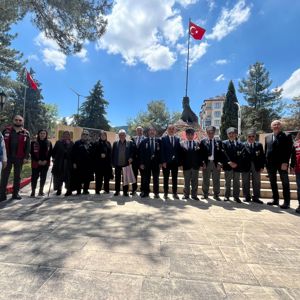  Sayın Valimiz Tülay Baydar Bilgihan, il protokol üyeleri, İl Müdürümüz Mustafa Çakır ve görevli personelimiz, kurum yöneticileri, şehit ailelerimiz, gazilerimiz ve vatandaşlarımızla birlikte Kurban Bayramı münasebetiyle Burdur Şehitliği’ni ziyaret etti. - fotoğraf 10
