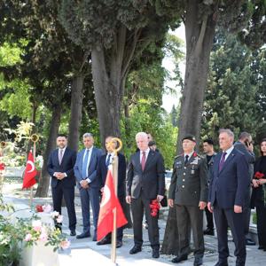 İl Müdürümüz Sn. Ömer Turan, İstanbul Valimiz Sn. Davut Gül Eşliğinde Edirnekapı Şehitliğini Ziyaret Etti - fotoğraf 2
