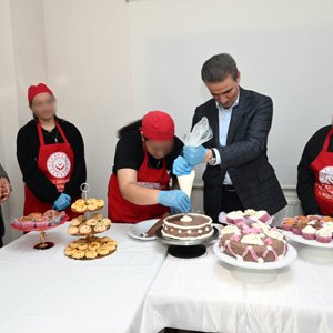Erzurum Valisi Aydın Baruş, Çocuk Evleri Sitesi’nde Çocuklarla Bayramlaştı - fotoğraf 2