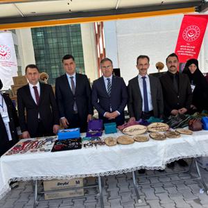Bitlis Gençlik Festivali kapsamında bizlere ayrılan alanda kurulan Engelsiz Sergi Standımız, ziyaretçilerden yoğun ilgi gördü - fotoğraf 3