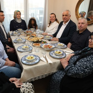 Milli Aile Haftasında Vali Vekili Şevket Cinbir, Geniş Aile Yapısını Yaşatan ve Koruyucu Ailelik Görevini Üstlenen Aileyle Bir Araya Geldi. - fotoğraf 1