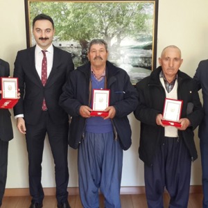  Kıbrıs Gazilerine "KKTC Milli Mücadele Madalyası ve Beratı" verildi - fotoğraf 1