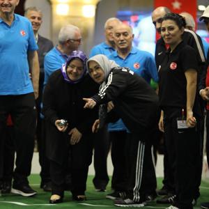 Bakan Selçuk Yaşlılarla Bocce Oynadı, Şampiyon Çınarlara Ödül Verdi - fotoğraf 3